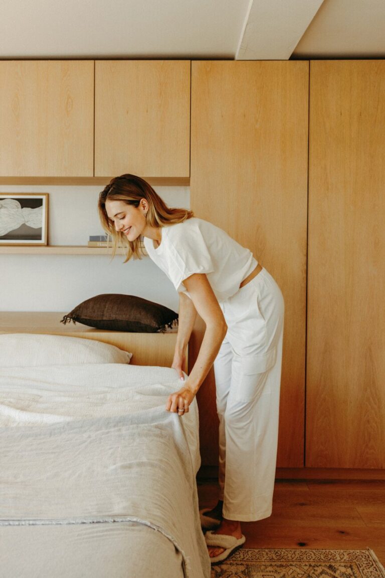 sanne vloet making bed 865x1296