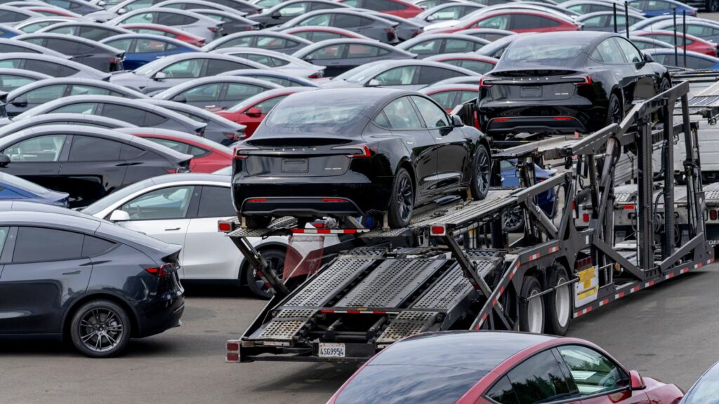 108042302 1727882054177 108042302 1727881810332 gettyimages 2167205208 TESLA DELIVERIES